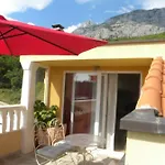 아파트 Anka Strman *